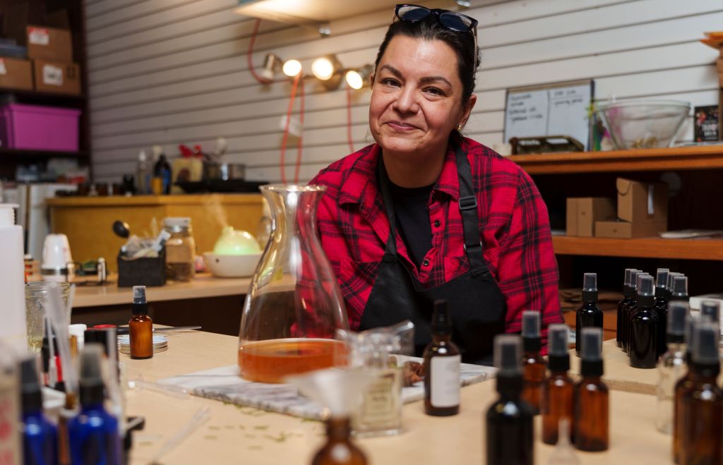 Kimberly Thibeault, Indigenous Infuser and founder of Holistic Habits, at her apothecary worktable in Grande Cache.
Photo courtesy of Catalyste+